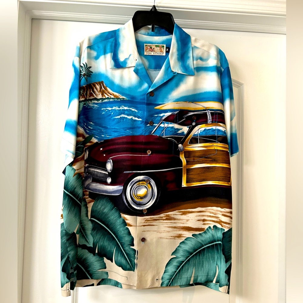 Tori Richard vintage Hawaiian Button Down Shirt. Size medium